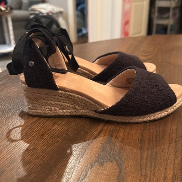 UGG Women's Classic Black Delmar Espadrille Wedges. Women size 7 - Picture 2 of 8